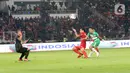 Kiper Persija Andritany Ardhiyasa (kiri) mencoba menghalau bola saat melawan Geylang International FC pada pertandingan persahabatan di SUGBK, Jakarta, Minggu (23/2/2020). Persija membungkam Geylang 3-1. (Liputan6.com/Angga Yuniar)