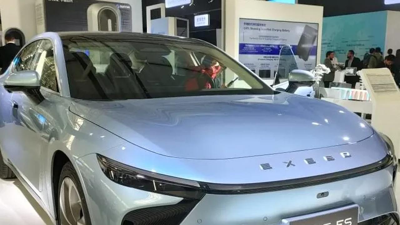 Menurutnya, secara umum soal gaji. Di Indonesia gaji tidak terlalu tinggi. Berdasarkan itu, Chery mesti berubah dan menggali lebih dalam untuk dapat menawarkan mobil yang terjangkau dan cocok di Indonesia.