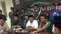 Politikus Partai Golkar Yorrys Raweyai menyambangi kantor GP Ansor di kawasan Salemba, Jakarta Pusat. (Liputan6.com/Radityo Priyasmoro)