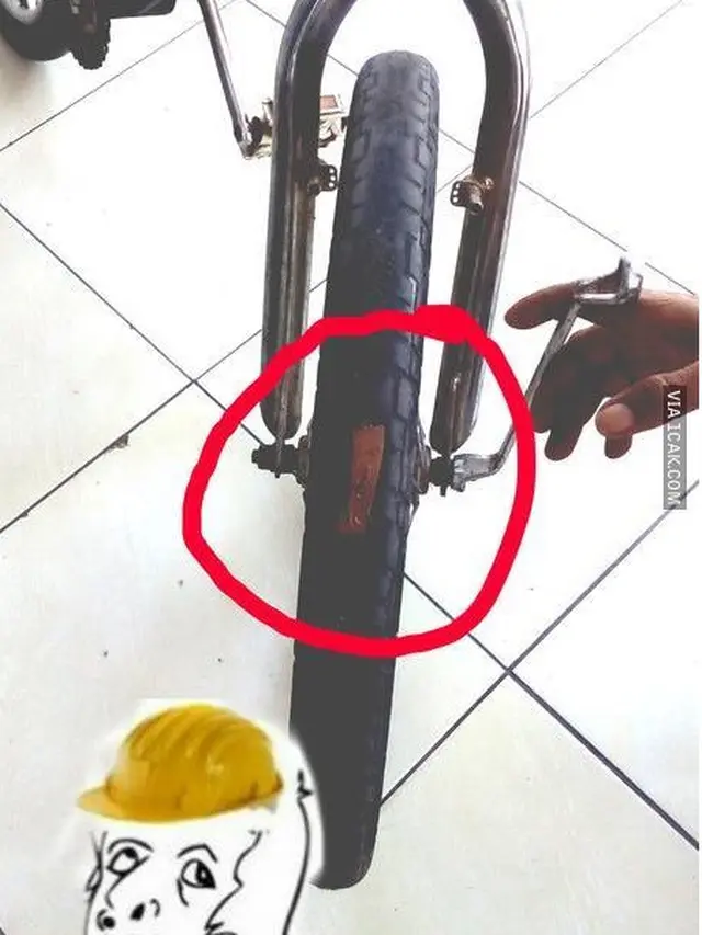 Tingkah Nyeleneh Tukang Tambal Ban Ini Bikin Tepuk Jidat