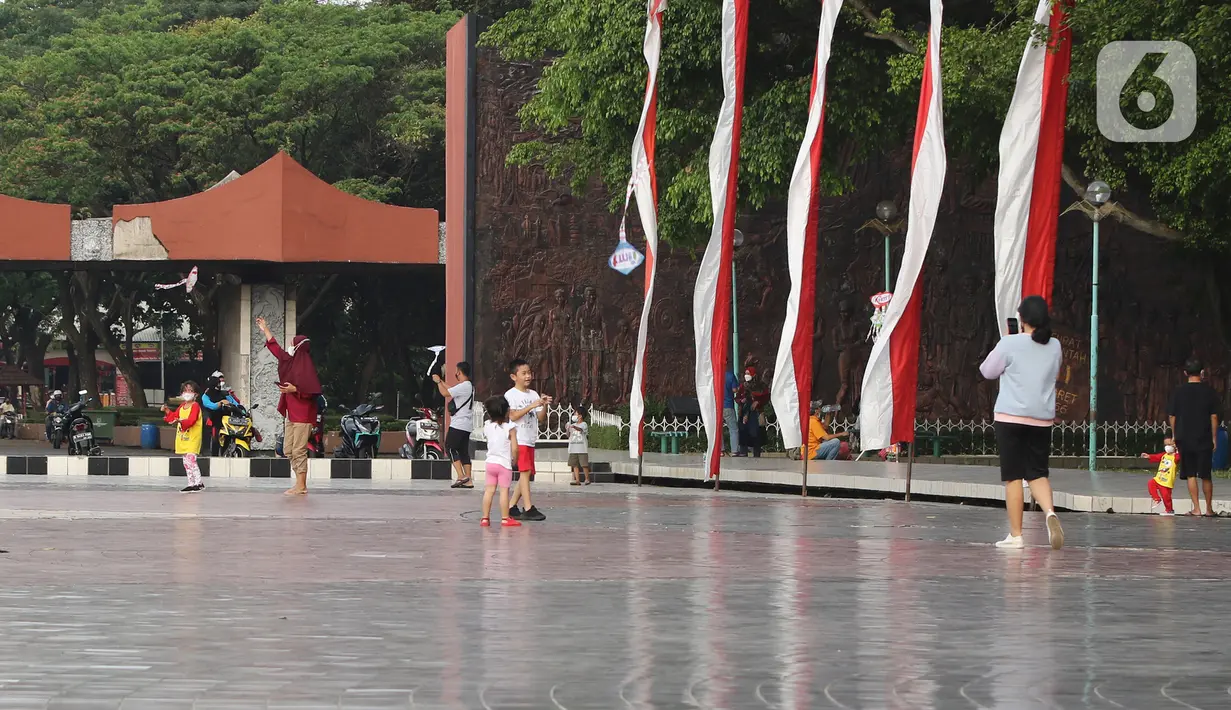Warga berolahraga sore di kawasan Taman Mini Indonesia Indah, Jakarta, Minggu (22/8/2021). TMII kembali dibuka mulai 06.00-18.00 WIB namun terbatas hanya untuk kegiatan berolahraga outdoor atau luar ruangan dan dengan syarat menunjukkan sertifikat vaksinasi covid-19. (Liputan6.com/Herman Zakharia)