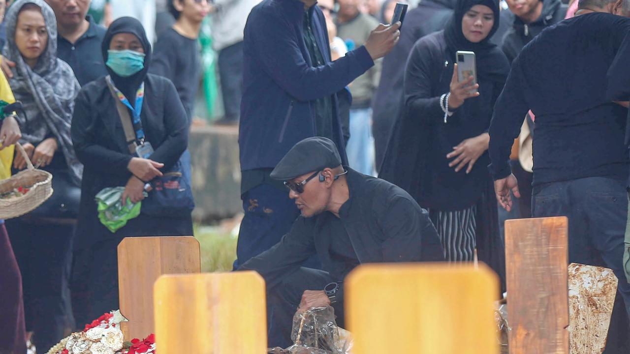 FOTO: Hujan Iringi Pemakaman Vidi Aldiano