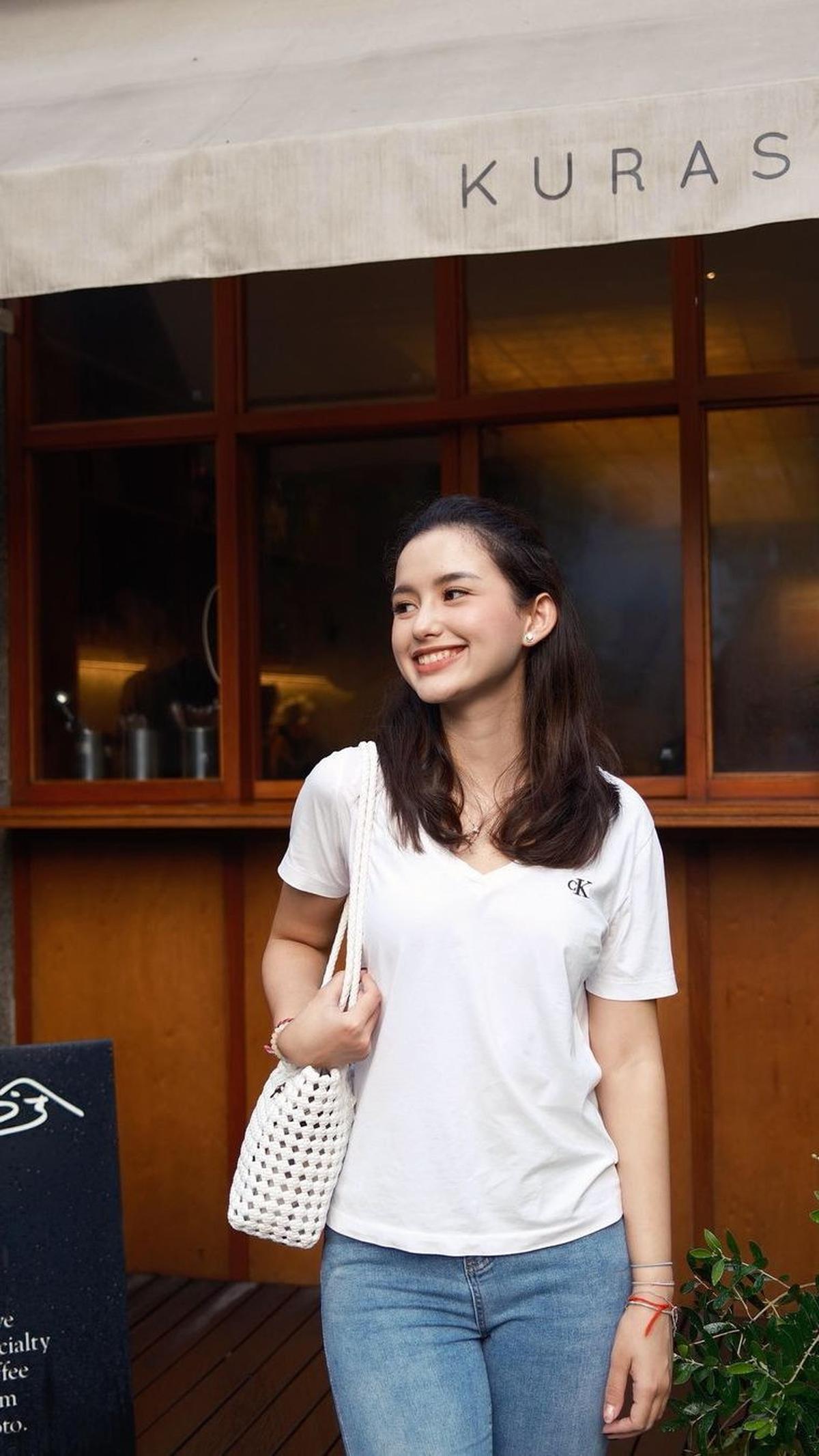 Gadis jelita dikenal selalu berpenampilan simpel dan sederhana.&nbsp;