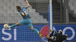 Penyerang Tottenham Hotspur, Harry Kane berusaha mencetak gol ke gawang Marseille pada pertandingan lanjutan Grup D Liga Champions di Stade Velodrome di Marseille, Prancis, Rabu (2/11/2022). Hasil ini membuat Tottenham duduk sebagai juara Grup D dengan 11 poin denga berhak lolos ke 16 besar. (AP Photo/Daniel Cole)