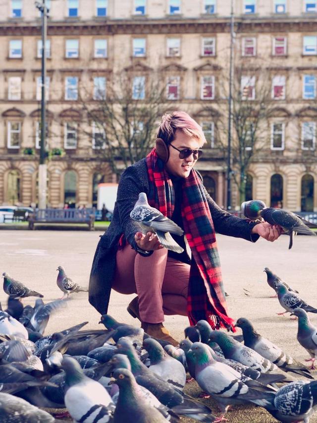 7 Potret Danang D'Academy di Luar Panggung, Tampil Kasual dan Stylish