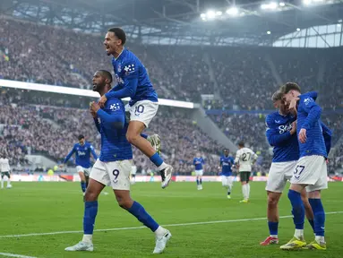 Para pemain Everton merayakan gol yang dicetak oleh Beto ke gawang Chelsea pada lanjutan Liga Inggris di Hill Dickinson Stadium, Minggu (22/3/2026). (AP Photo/Jon Super)