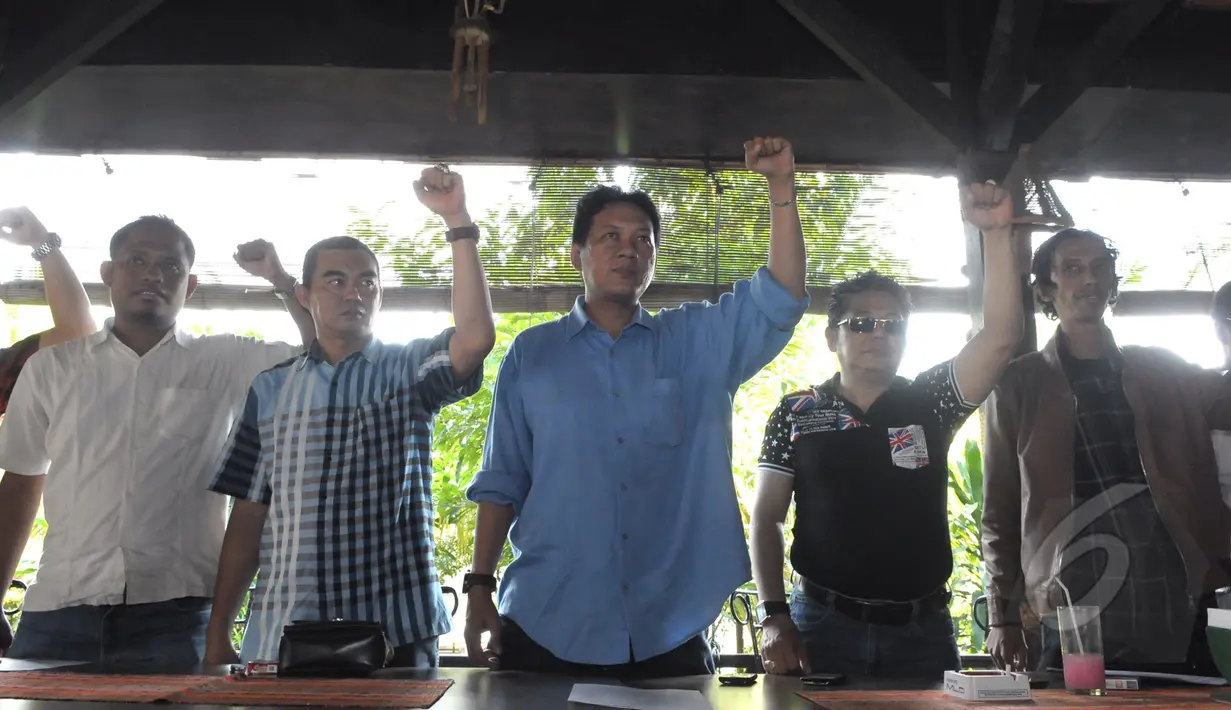 Aktivis dari Yayasan Amor (Amor Network) mengangkat tangan usai memberikan keterangan pers kepada sejumlah media di Resto Pulau Dua, Senayan, Jakarta, Rabu (18/3/2015). (Liputan6.com/Andrian M Tunay)