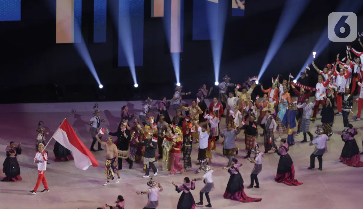 Pakaian adat membuka jalan kontingen Indonesia saat upacara pembukaan SEA Games 2019 di Philipine Arena Bulacan, Manila, Sabtu (30/11/2019). Pesta olahraga se-Asia Tenggara ini akan berlangsung hingga 11 Desember. (Bola.com/M Iqbal Ichsan)