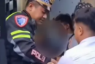 Seorang perempuan berinisial SAM (23) membakar rumah kontrakan yang dihuni ayah kandungnya, Eban Junaedi, di Kampung Dipawangi, Kelurahan Sawahgede, Cianjur, Selasa, 29 September 2026. (Liputan6.com/Fira Syahrin)
