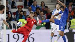 Kiper Uruguay, Fernando Muslera membuang bola dari kejaran pemain Italia, Eder pada laga Persahabatan di Nice Allianz Riviera stadium, Prancis, (7/6/2017). (AP/Claude Paris)