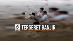 Terekam kamera, detik-detik pejalan kaki terseret banjir bandang di Chongqing, China. Para korban yang terseret arus berhasil diselamatkan warga sekitar dengan cara meraih tangan para korban.