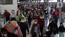 Sejumlah penumpang berjalan setibanya di Stasiun Pasar Senen, Jakarta, Rabu (11/5/2022). Pada hari ini, tercatat jumlah penumpang yang turun di Stasiun Pasar Senen sebanyak 16.100 penumpang. (Liputan6.com/Angga Yuniar)