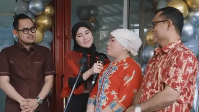 Keluarga Haji Faissal bersama Gilang Widya Pramana dan Shandy Purnamasari