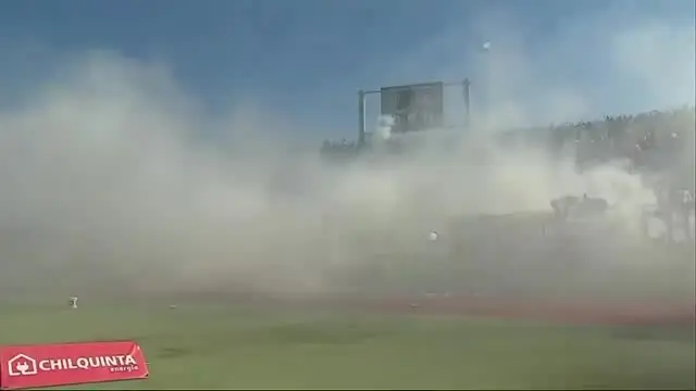 Suporter klub Colo-Colo dan Santiago Wanderers dari Liga Primer Cile terlibat rusuh di lapangan sebelum laga berlangsung. Keributan suporter tersebut lebih rusuh dibanding keributan suporter yang terjadi di Indonesia.