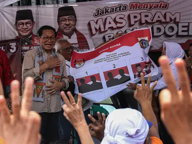 Calon Gubernur DKI Jakarta nomor urut tiga, Pramono Anung berkampanye sekaligus menyapa warga di kawasan Kebayoran Lama, Jakarta Selatan, Selasa (29/10/2024). (Liputan6.com/Angga Yuniar)