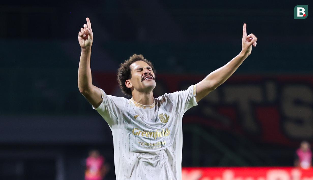 Selebarasi gol emosional Pablo Oliveira usai mampu mencetak gol pertama kemenangan Arema FC melawan Persija Jakarta dalam laga pekan 26 BRI Liga 1 2024/2025 yang digelar di Stadion Patriot Candrabhaga, Bekasi, Minggu (9/3/2025) malam WIB.