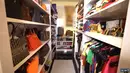 Kiki Fatmala memiliki walk in closet yang cukup luas menyimpan koleksi barang brandednya. Baik tas ataupun pakaian hingga sepatu dan alas kaki lainnya. [Youtube/TRANS7 OFFICIAL]