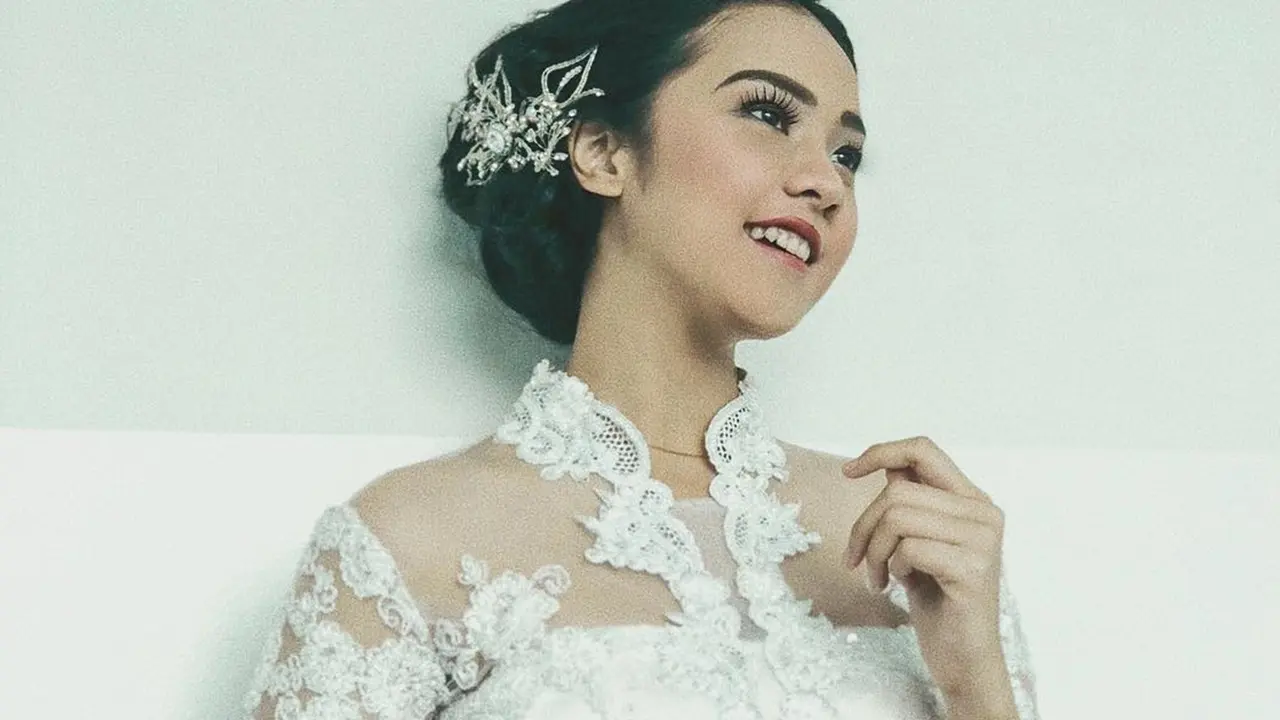 FOTO: Gaya Anya Geraldine saat Pakai Kebaya, Tampil Menawan
