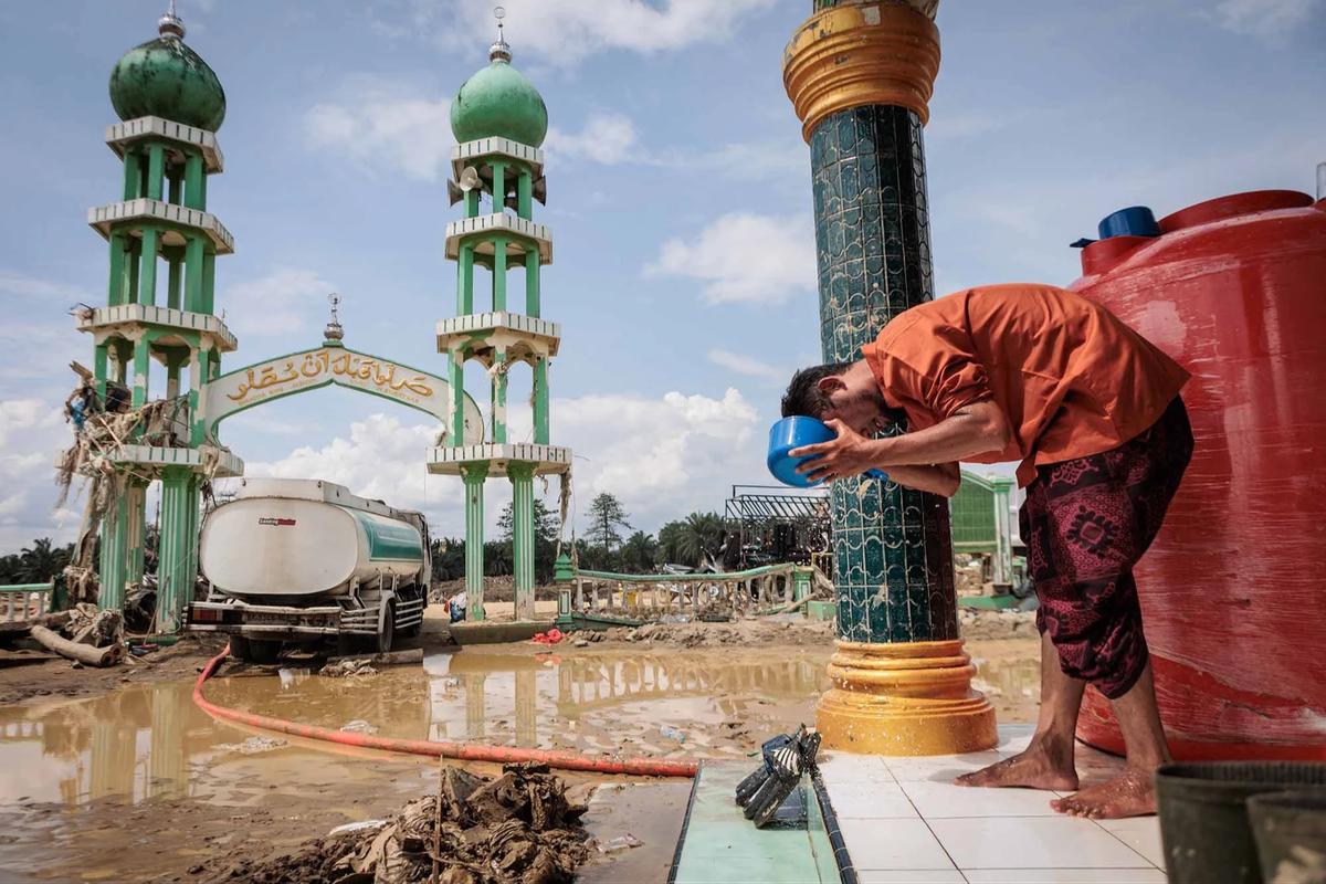 FOTO: Warga Aceh Tamiang Laksanakan Salat Jumat di Tengah Pemulihan Pascabencana