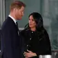 Pangeran Harry dan Meghan Markle mengunjungi New Zealand House di London, Selasa (19/3). Pangeran Harry dan Meghan Markle menempatkan karangan bunga di luar gedung sebagai penghormatan kepada para korban serangan teror di Christchurch. (AP/Alastair Grant)