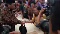 Oso saat menjual daging sapi murah di kompleks Parlemen, Senayan, Jakarta, Jumat (1/7/2016). (Liputan6.com/Taufiqurrohman)