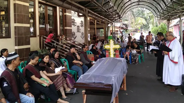 Viral Kebaktian Tutup Peti di Halaman Masjid