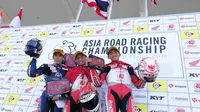 Pembalap Astra Honda Racing Team, Rheza Danica Ahrens (tengah) dan Mario Suryo Aji (kanan), naik podium pada balapan pertama ARRC 2018 kelas AP250 di Sirkuit Suzuka, Jepang, Sabtu (2/6/2018). (Instagram/Asia Road Racing Championship)