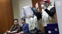 Wakil Ketua KPK, La Ode Muhammad Syarif (kedua kiri) bersama Jamintel, Jan S Maringka saat memperlihatkan barang bukti uang hasil OTT di Gedung KPK, Jakarta, Sabtu (26/6/2019). Dalam OTT tersebut, KPK menahan dua jaksa, dua pengacara dan satu orang dari swasta. (Liputan6.com/Helmi Fithriansyah)