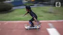 Seorang anak bermain skateboard di Taman Puring, Jakarta, Sabtu (3/4/2021). Taman Puring menjadi salah satu tempat alternatif liburan warga di tengah masa Pandemi COVID-19 dan liburan panjang akhir pekan yang bertepatan dengan libur Hari Raya Paskah. (Liputan6.com/Johan Tallo)