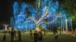 Acara ini menampilkan pameran bunga, instalasi cahaya, dan pertunjukan budaya yang spektakuler untuk mempromosikan pariwisata lokal. Tampak dalam foto, pengunjung menikmati suasana Charming Chiang Mai Flower Festival di Chiang Mai, Thailand, pada Kamis (11/12/2025). (Bola.com/Bagaskara Lazuardi)