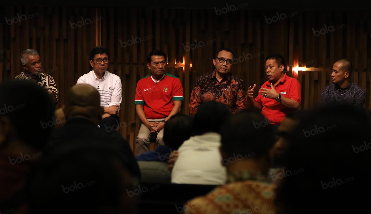 Para calon Ketum PSSI saat beraksi pada acara debat yang dilaksanakan PSSI pers dan liputan6.com di  SCTV Tower, Senayan City, Jakarta, Selasa (04/10/2016). (Bola.com/Nicklas Hanoatubun)