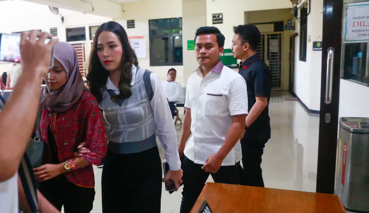 Sekedar informasi, Lady Nayoan akhirnya menggugat cerai sang suami setelah dua kali selingkuh dengan Syahnaz Shadiqah. Gugatan Lady terhadap Rendy terdaftar di Pengadilan Negeri Bekasi dengan nomor perkara, 314/pdt.G/2023/PN.Bks. [Kapanlagi.com/Muhammad Akrom Sukarya]