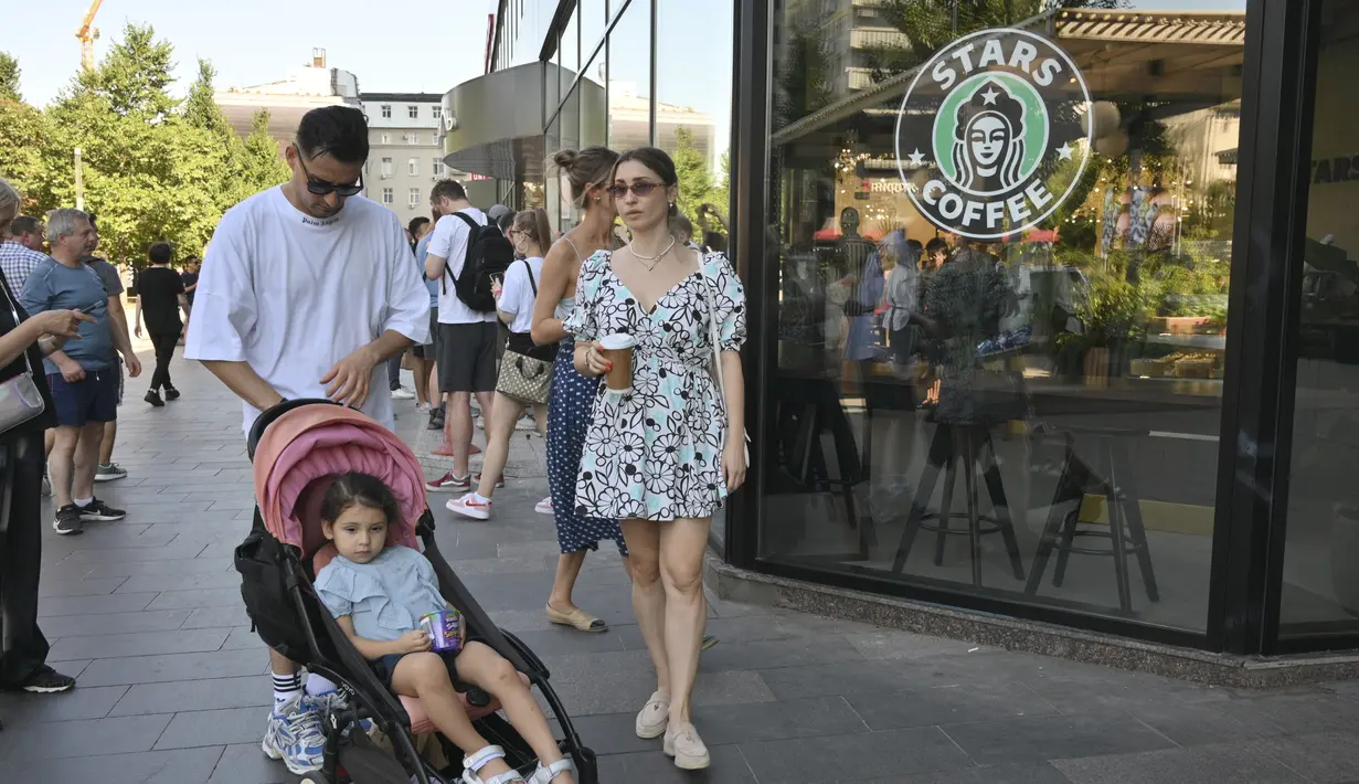 Orang-orang berjalan melewati kedai kopi Stars Coffee yang baru dibuka di bekas lokasi gerai kopi Starbucks di Moskow, Rusia, Kamis (18/8/2022). Jaringan kedai kopi baru dibuka pada Kamis di Moskow, setelah penyanyi dan pengusaha Rusia Timur Yunusov, lebih dikenal sebagai Timati, bersama dengan pemilik restoran Rusia Anton Pinskiy membeli toko Starbucks setelah hengkangnya perusahaan asing dari negara itu. (AP Photo/Dmitry Serebryakov)