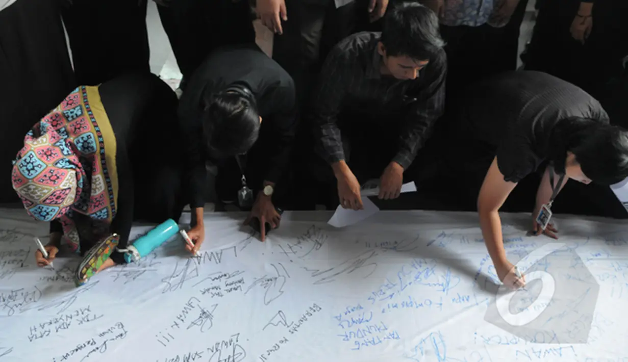Pegawai KPK menandatangani dukungan unjuk rasa di halaman gedung KPK, Jakarta, Selasa (3/3/2015). Dalam aksinya, pegawai KPK menolak putusan Plt Pimpinan KPK yang melimpahkan kasus Komjen Pol Budi Gunawan ke Kejaksaan Agung. (Liputan6.com/Herman Zakharia)