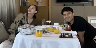 Azizah Salsha pun memotret pasutri baru ini. Tampak Aaliyah mengenakan cardigan coklat dipadukan celana putihnya. Thariq pun tampil dengan t shirt hitamnya. [@azizahsalsha_]