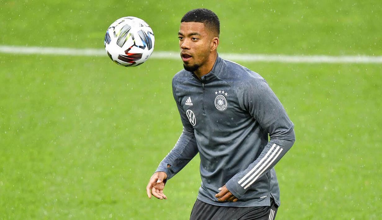 Pemain Jerman, Benjamin Henrichs, mengontrol bola saat sesi latihan jelang laga persahabatan di Koln, Rabu (7/10/2020). Jerman akan berhadapan dengan Turki. (AP Photo/Martin Meissner)