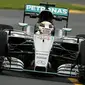 Pebalap Mercedes, Lewis Hamilton, memimpin catatan waktu tercepat pada latihan bebas sesi kedua di Sirkuit Albert Park, Australia, Jumat (18/3/2016). Hamilton membukukan catatan waktu 1 menit 38,841 detik. (Bola.com/Twitter/Formula 1)