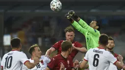 Kiper Albania, Gentian Selmani (atas) meninju bola dari ancaman pemain Republik Ceska dalam laga uji coba menjelang Euro 2020 di Praha, Republik Ceska, Selasa (8/6/2021). Albania kalah 1-3 dari Republik Ceska. (AFP/Michal Cizek)