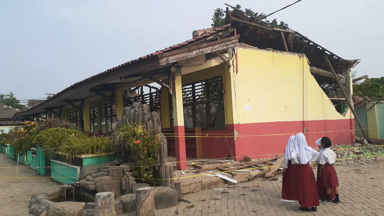 3 ruang kelas SDN Malangnengah II di Tangerang ambruk.