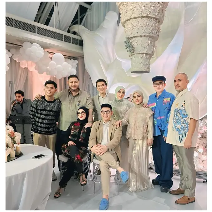 9 Potret Tamu Artis di Birthday Party Syahrini ke-45, Digelar Privat dan Mewah