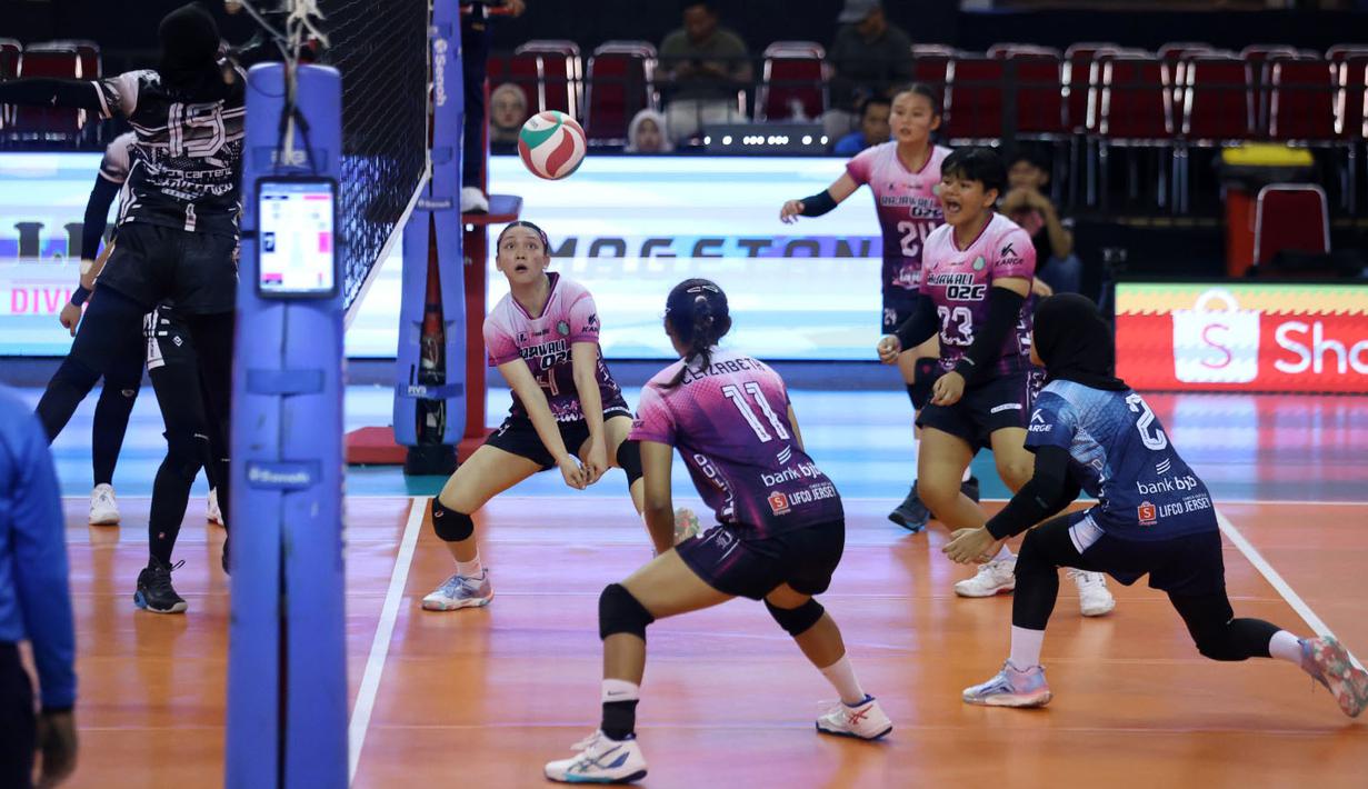 Pelatih Rajawali O2C, Octavian, menyatakan kebanggaannya meskipun timnya harus mengakui keunggulan TNI AU. Ia secara jujur menyoroti tantangan besar yang mereka hadapi di babak Final Four ini. (Dok. PBVSI)