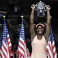 Sloane Stephens mengnangkat trofi AS Terbuka 2017 setelah menang atas Madison Keys di di Arthur Ashe Stadium, New York, (9/9/2017). Stephens menang atas Madison Keys 6-3, 6-0. (AP/Julio Cortez)