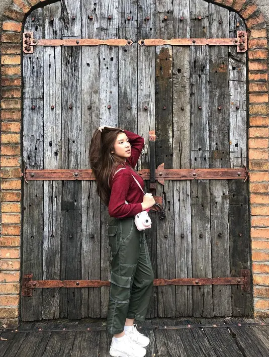 Jika ingin terlihat cool dan keren, maka cargo pants adalah jawabannya. Modelnya yang manly akan membuatmu terlihat santai dan keren di saat yang bersamaan. (instagram/tiaraandini)