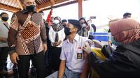 Eri Cahyadi meninjau vaksinasi pelajar di SMAN 21 Surabaya. (Dian Kurniawan/Liputan6.com)