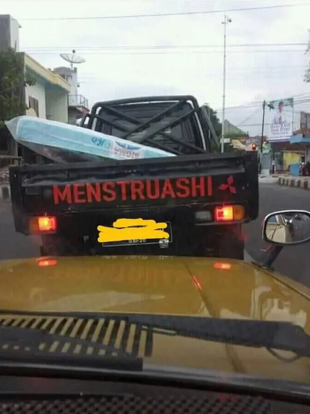 Foto Tulisan Lucu di Belakang Mobil Bikin Fokus Buyar Saat Berkendara