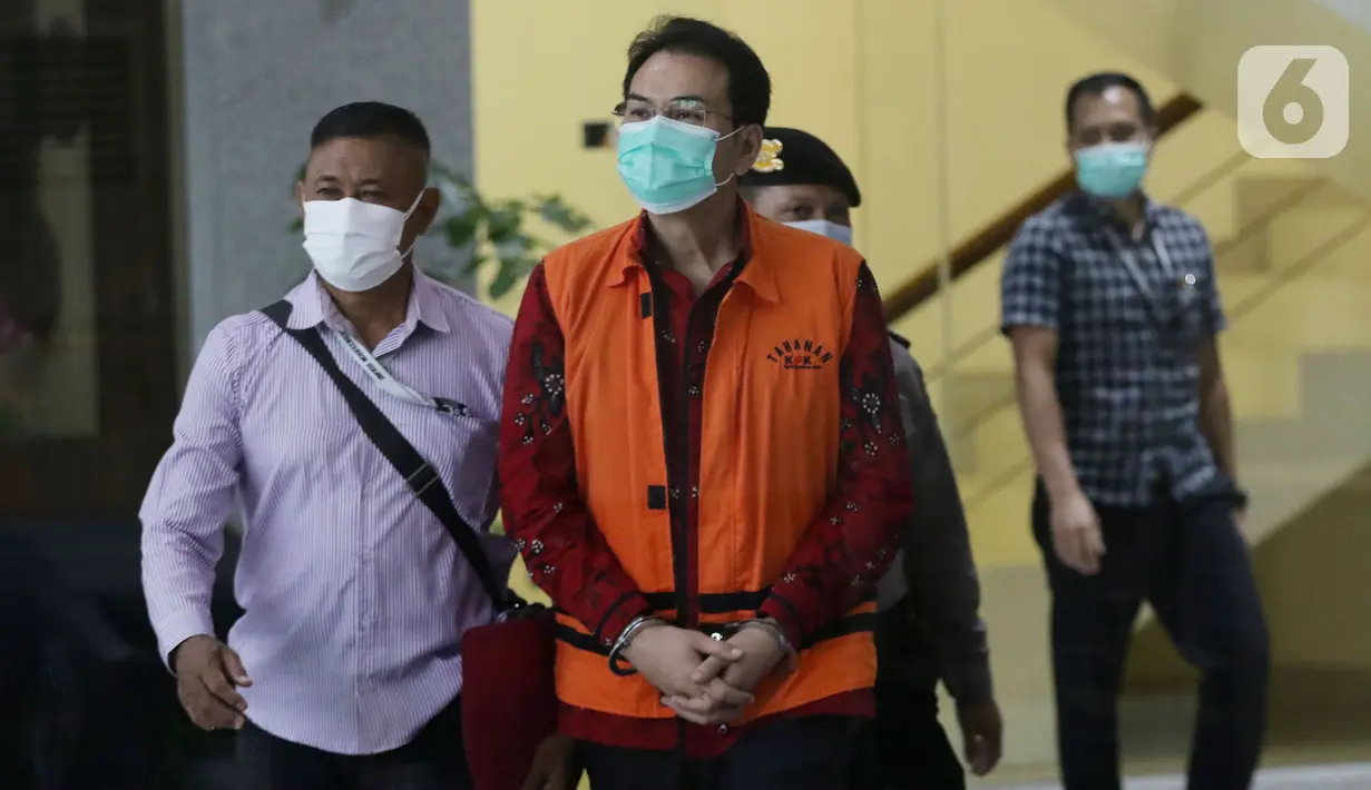 Mantan Wakil Ketua DPR RI, Azis Syamsuddin (kedua kiri) usai menjalani pemeriksaan di Gedung KPK, Jakarta, Senin (22/11/2021). KPK memeriksa Azis Syamsuddin sebagai tersangka dalam kasus pemberian suap pencairan anggaran DAK Kabupaten Lampung Tengah tahun 2017. (Liputan6.com/Helmi Fithriansyah)