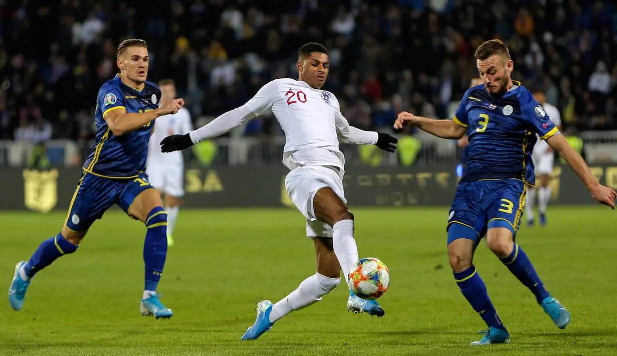 Striker Timnas Inggris, Marcus Rashford berebut bola dengan pemain Timnas Kosovo, Fidan Aliti pada laga Grup A kualifikasi Piala Eropa 2020 di Fadil Vokrri Stadium, Minggu (17/11/2019).  Timnas Inggris mampu meraih kemenangan telak 4-0 atas timnas Kosovo. (AP/Boris Grdanoski)