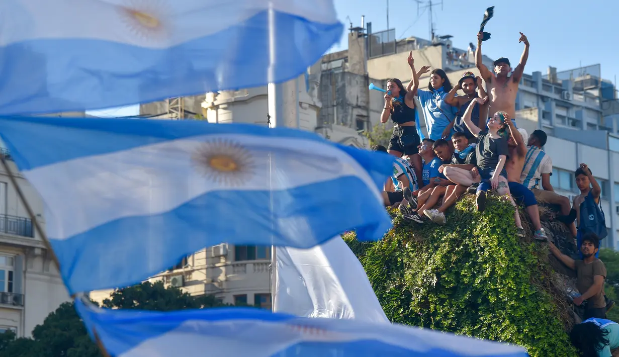 Suporter merayakan kemenangan timnas sepak bola Argentina atas Prancis pada pertandingan final Piala Dunia Qatar 2022 di Buenos Aires, Argentina, 18 Desember 2022. Argentina menang 4-2 dalam drama adu penalti setelah pertandingan berakhir imbang dengan skor 3-3. (AP Photo/Gustavo Garello)