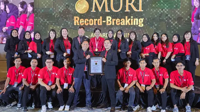 Museum Rekor Indonesia (MURI) resmi menyerahkan piagam pemecahan rekor asesmen bahasa Inggris online terbanyak di Indonesia.