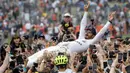 Pebalap Mercedes, Lewis Hamilton, melakukan selebrasi usai menjuarai F1 GP Inggris di Sirkuit Silverstone, Minggu (16/7/2017). Pebalap 32 tahun asal Inggris itu melahap 51 lap dengan catatan waktu 1 jam 21 menit 27,430 detik. (EPA/Valdrin Xhemaj)